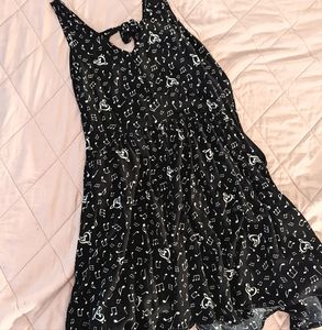 Musical black and white dress with tie